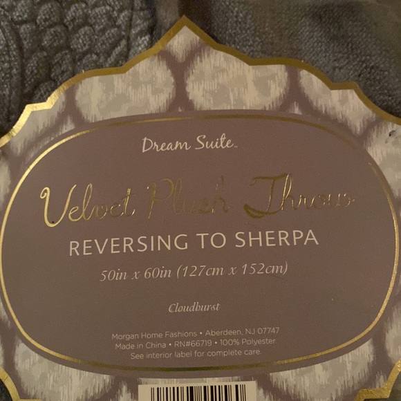 New with tags gorgeous velvet plush gray throw with reversible Sherpa - Picture 3 of 6